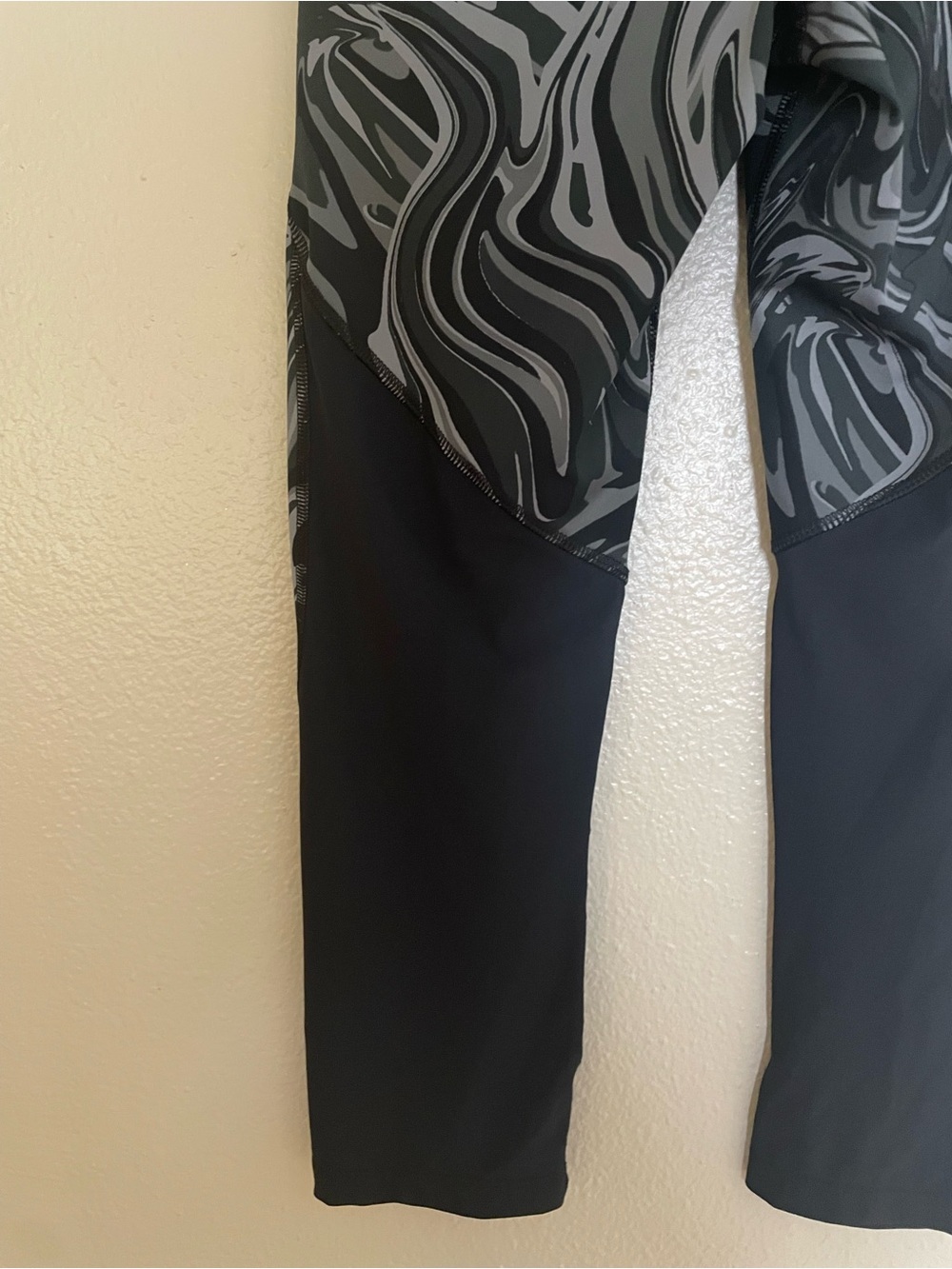 Under Armour Women’s Black Marble Print High-Rise Crop Leggings size Medium - Picture 8 of 13